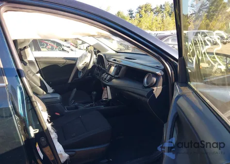 2018 Toyota Rav4 Le z USA, uszkodzony, nr VIN JTMBFREV0JJ743804